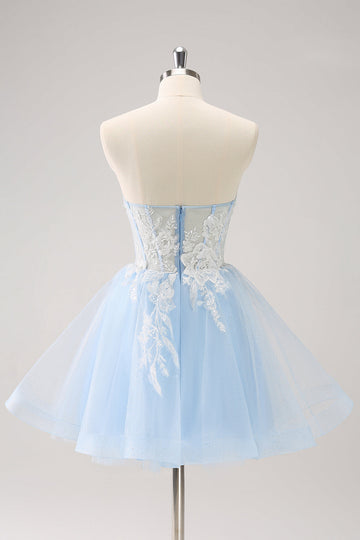 Vestido de fiesta corto con tirantes finos corte en A y apliques en color azul